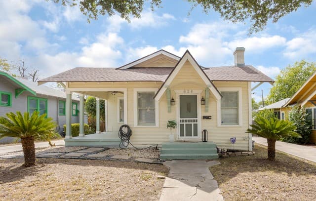3-bedroom rental at 624 W Agarita Ave in San Antonio, TX — photo 4