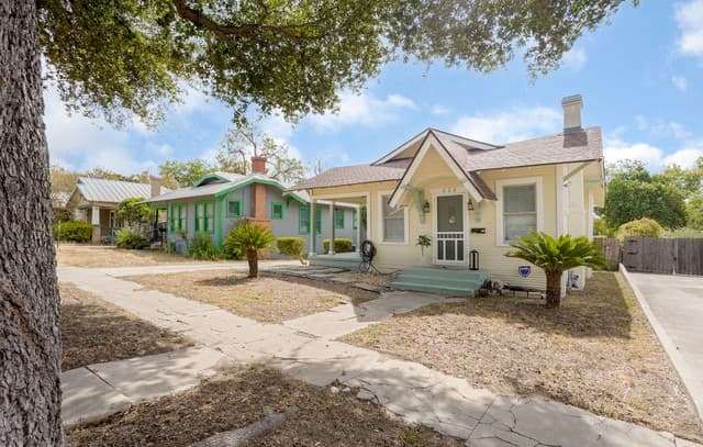 3-bedroom rental at 624 W Agarita Ave in San Antonio, TX — photo 5