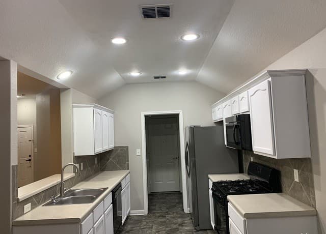 3-bedroom rental at 4618 Everett Loop in Converse, TX — photo 5