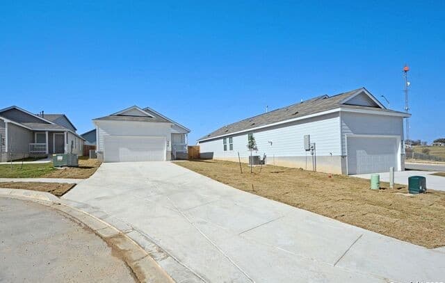 3-bedroom rental at 206 Charles Way in Marion, TX — photo 2