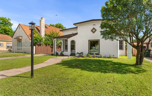 3-bedroom rental at 1822 W Magnolia in San Antonio, TX — photo 3