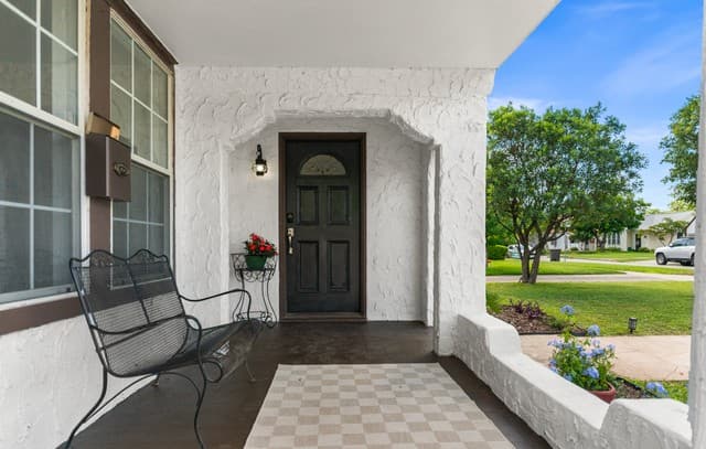 3-bedroom rental at 1822 W Magnolia in San Antonio, TX — photo 5