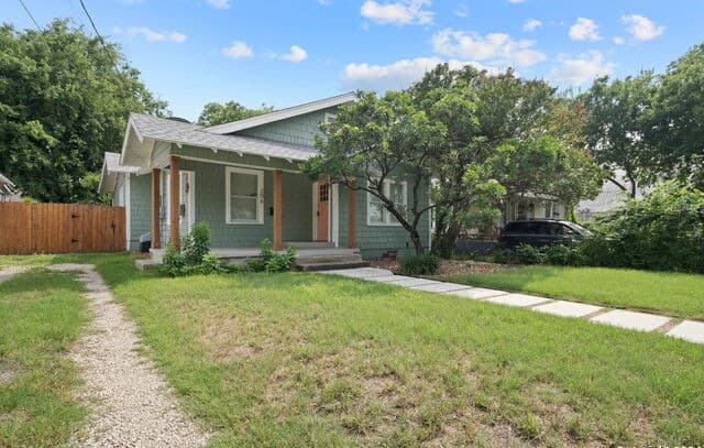 2-bedroom rental at 206 W High Ave in San Antonio, TX — photo 2