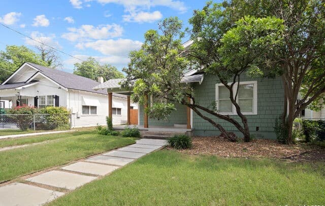 2-bedroom rental at 206 W High Ave in San Antonio, TX — photo 3
