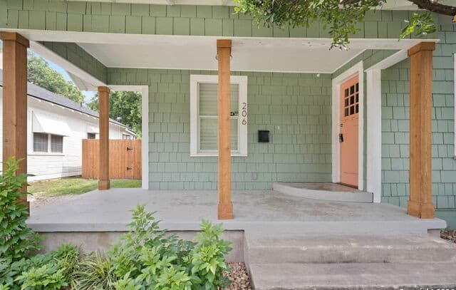 2-bedroom rental at 206 W High Ave in San Antonio, TX — photo 4