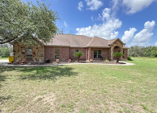 Home for sale at 124 County Road 6879 in Natalia, TX — photo 2