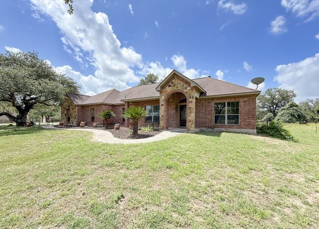 Home for sale at 124 County Road 6879 in Natalia, TX — photo 3