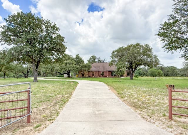 Home for sale at 124 County Road 6879 in Natalia, TX — photo 5