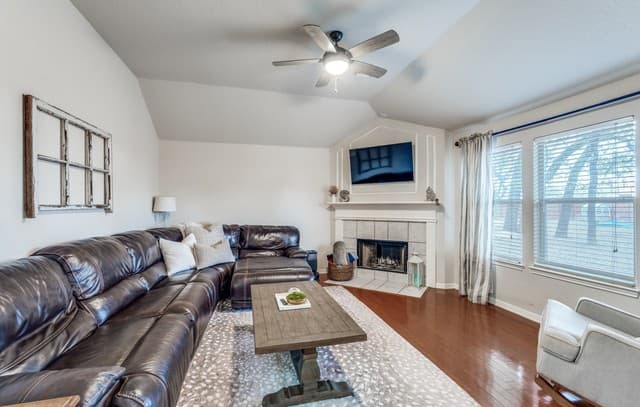 Home for sale at 1325 Black Oak Dr in Schertz, TX — photo 4