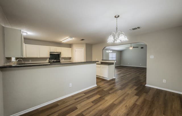 4-bedroom rental at 4210 Wensledale Dr in Schertz, TX — photo 4