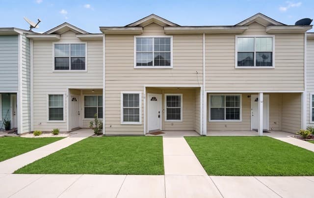 Home for sale at 10 Bratton Dr in San Antonio, TX — photo 1