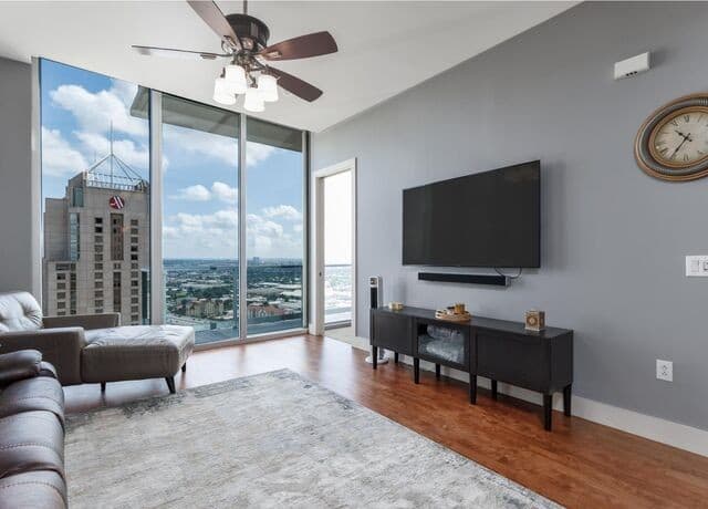 1-bedroom rental at 610 E Market St Unit 2904 in San Antonio, TX — photo 5