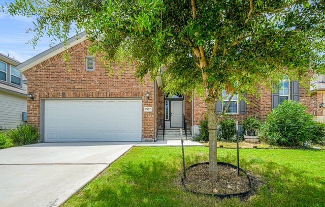 4-bedroom rental at 9957 Arches Valley in Schertz, TX — photo 2