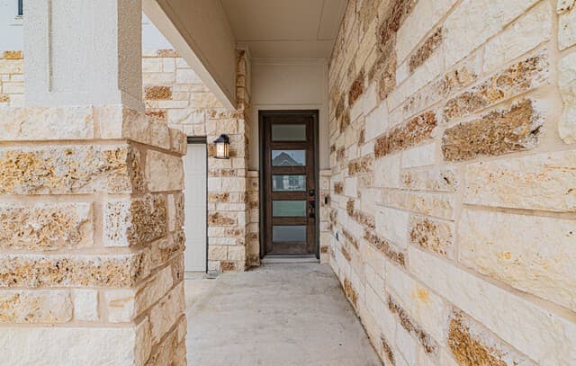 5-bedroom rental at 109 Willow Oak Trl in Floresville, TX — photo 4