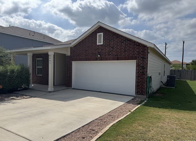 4-bedroom rental at 8607 Rock Mdw in Converse, TX — photo 4