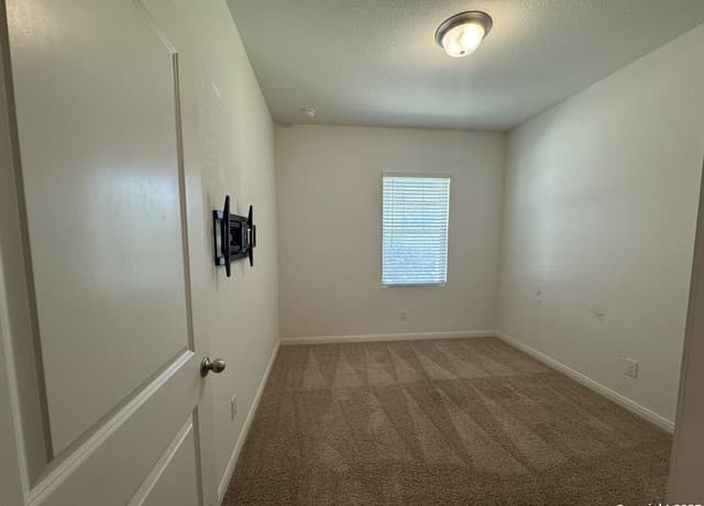 4-bedroom rental at 8607 Rock Mdw in Converse, TX — photo 5