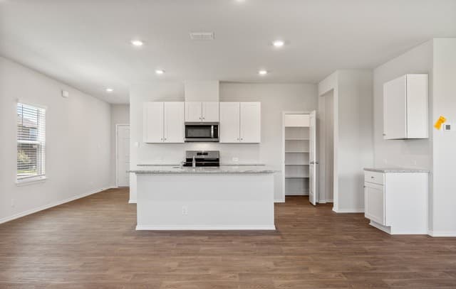 4-bedroom rental at 178 Legendary Trail Loop in Floresville, TX — photo 2