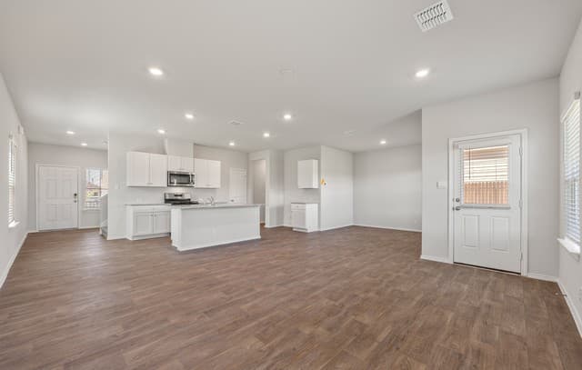4-bedroom rental at 178 Legendary Trail Loop in Floresville, TX — photo 3