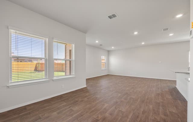 4-bedroom rental at 178 Legendary Trail Loop in Floresville, TX — photo 4