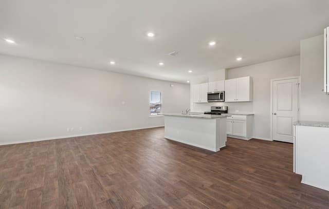 4-bedroom rental at 178 Legendary Trail Loop in Floresville, TX — photo 5