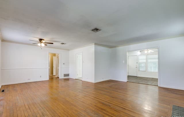 2-bedroom rental at 206 Chevy Chase Dr in San Antonio, TX — photo 5