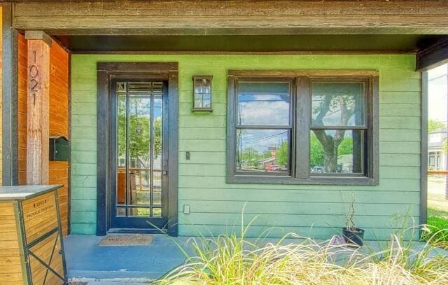 4-bedroom rental at 1021 N Palmetto in San Antonio, TX — photo 4