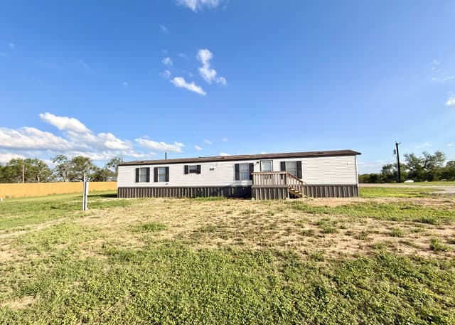 3-bedroom rental at 8833 W Rockport Rd in Von Ormy, TX — photo 2