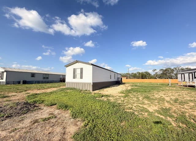 3-bedroom rental at 8833 W Rockport Rd in Von Ormy, TX — photo 4