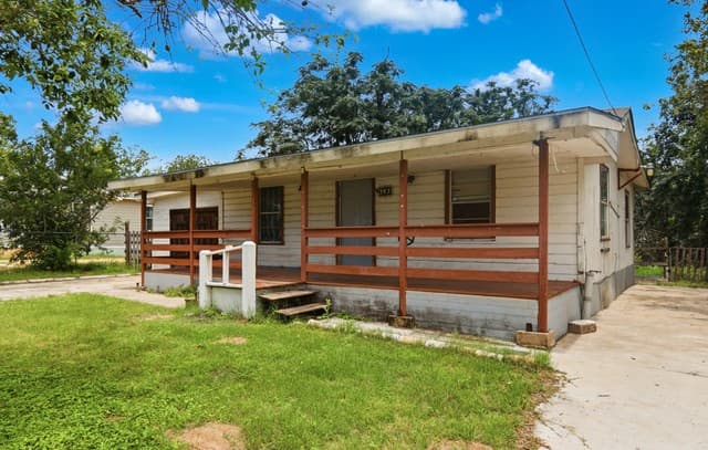 Home for sale at 606 Viewpoint Dr in Poteet, TX — photo 2
