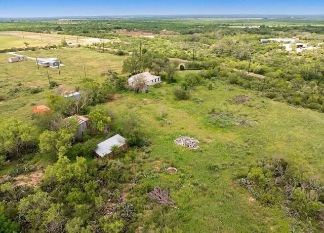 Home for sale at 2759 County Road 467 in Devine, TX — photo 5