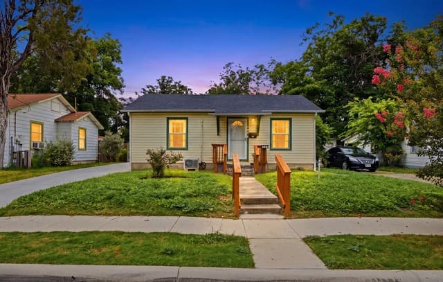 Home for sale at 410 Carroll St in San Antonio, TX — photo 2