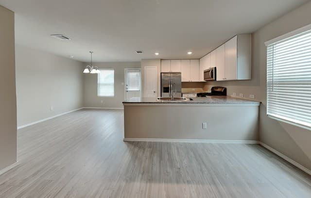 3-bedroom rental at 5546 Basil Chase in St Hedwig, TX — photo 3