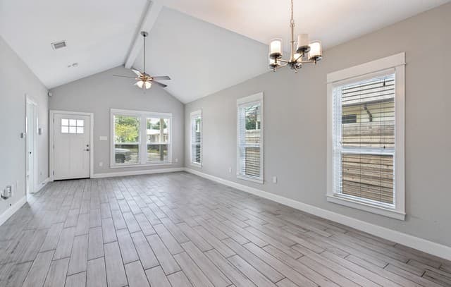 Home for sale at 1018 S Pine St in San Antonio, TX — photo 1