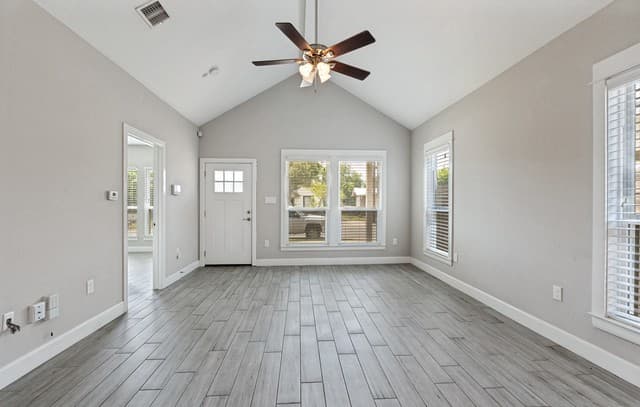 Home for sale at 1018 S Pine St in San Antonio, TX — photo 2