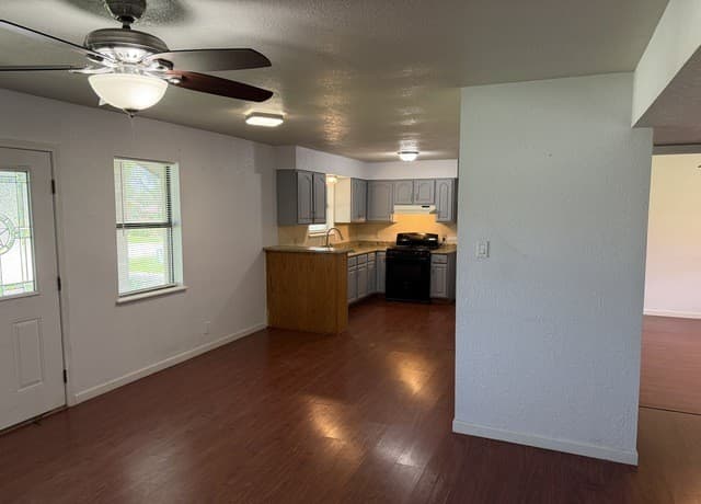 3-bedroom rental at 1500 Longhorn in Floresville, TX — photo 4