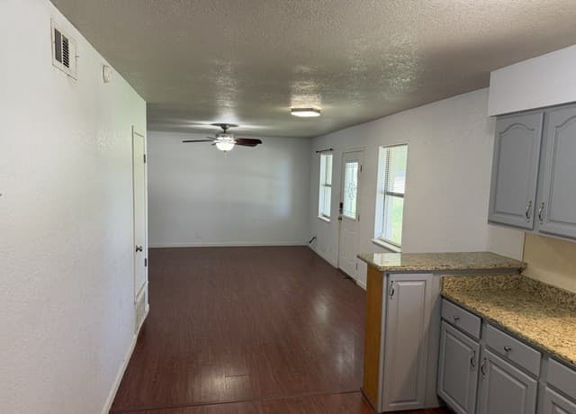 3-bedroom rental at 1500 Longhorn in Floresville, TX — photo 5