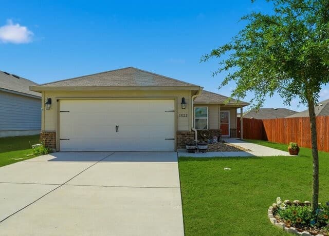 Home for sale at 13122 Heathers Arrow in St Hedwig, TX — photo 2
