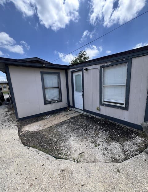2-bedroom rental at 319 Harding Pl Unit 2 in San Antonio, TX — photo 2