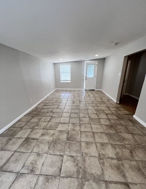 2-bedroom rental at 319 Harding Pl Unit 2 in San Antonio, TX — photo 3