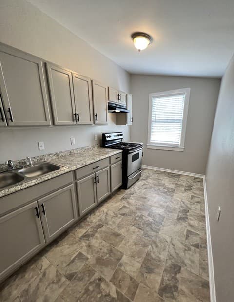 2-bedroom rental at 319 Harding Pl Unit 2 in San Antonio, TX — photo 5
