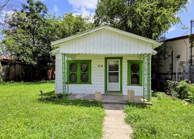 Home for sale at 310 E Lachapelle in San Antonio, TX — photo 1