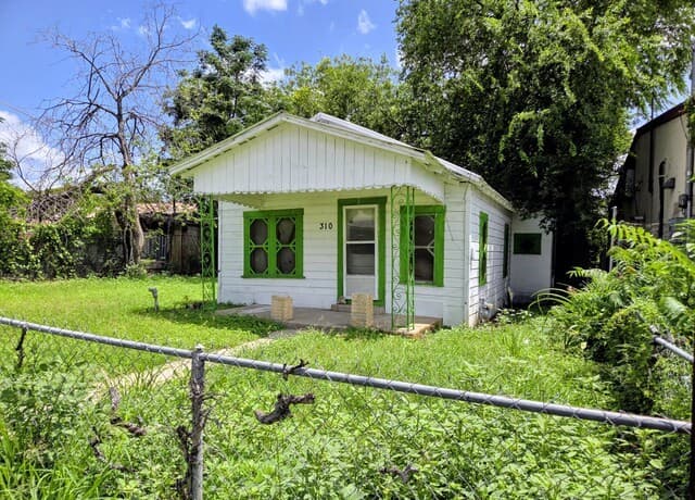 Home for sale at 310 E Lachapelle in San Antonio, TX — photo 2