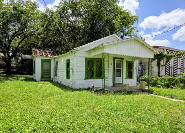 Home for sale at 310 E Lachapelle in San Antonio, TX — photo 3