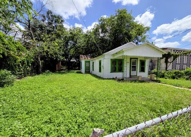 Home for sale at 310 E Lachapelle in San Antonio, TX — photo 4