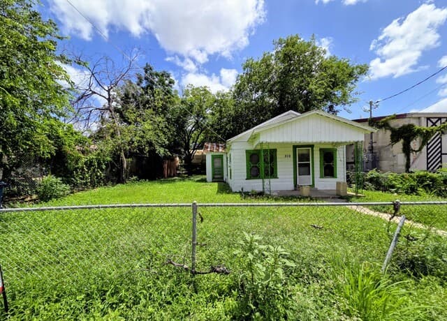 Home for sale at 310 E Lachapelle in San Antonio, TX — photo 5