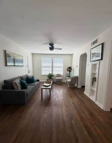 1-bedroom rental at 204 E Rosewood Ave Unit 1-4 in San Antonio, TX — photo 5