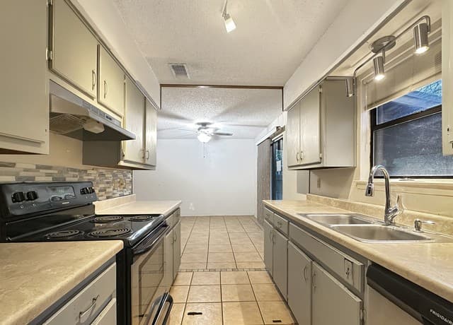 Home for sale at 116 Apache Cir in Cibolo, TX — photo 4