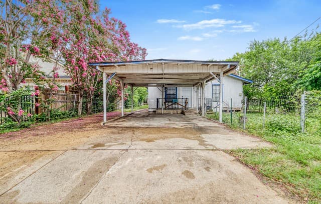 Home for sale at 210 Tedder St in San Antonio, TX — photo 1