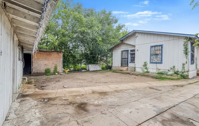 Home for sale at 210 Tedder St in San Antonio, TX — photo 4