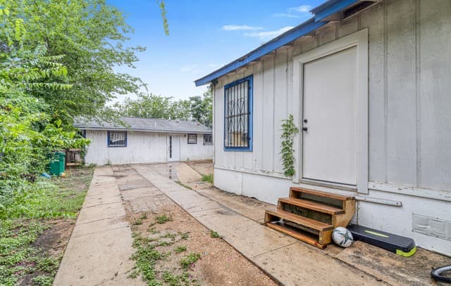 Home for sale at 210 Tedder St in San Antonio, TX — photo 5